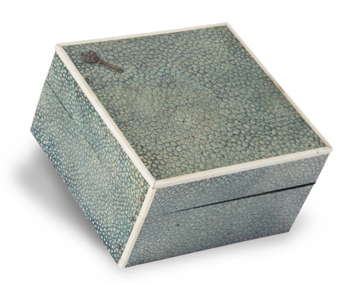 Caja Art-Decó en galuchat y marfil, con corona de príncipe 