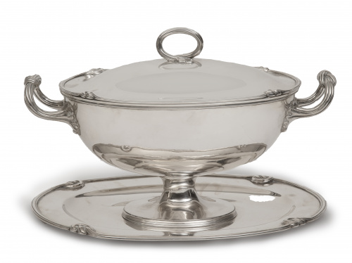 Sopera de plata en su color decorada con motivos de nudos, 