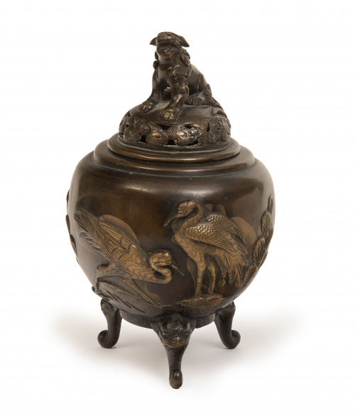 Incensario japonés de bronce patinado y dorado, con una qui