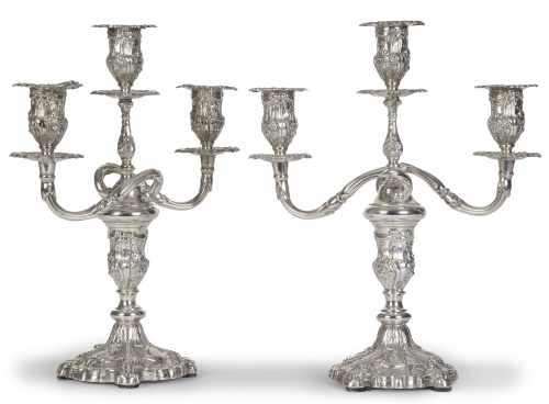 Pareja de candelabros de plata de tres brazos de luz blason