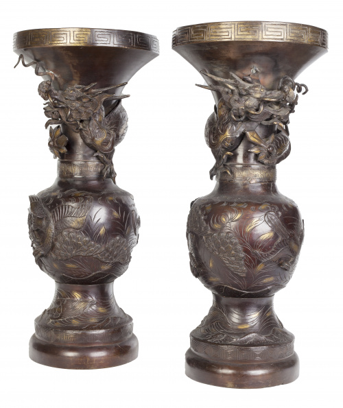 Pareja de jarrones en bronce patinado con aves. Japón, pe