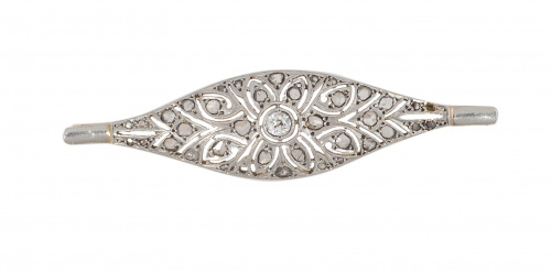 Broche placa c.1910 con decoración calada, con brillante en