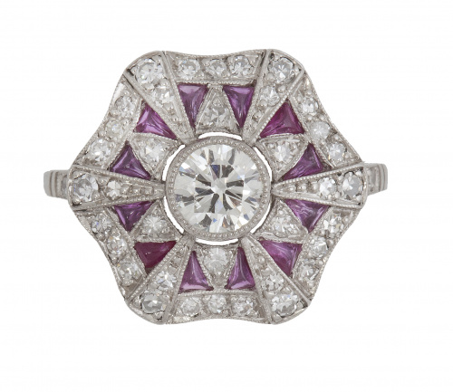 Sortija  estilo Art-Decó, con rubíes y brillantes en forma 