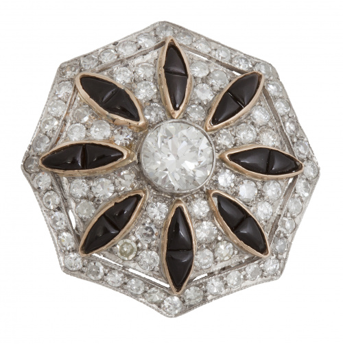 Sortija estilo Art-Decó, con gran frente de ónix y brillant