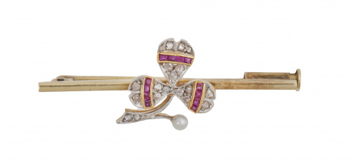 Broche barra de pp. S. XX con trébol de diamantes y rubíes 