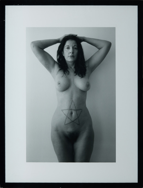 MARINA ABRAMOVIC (Belgrado, Serbia, 1946)“Nude with a cut 