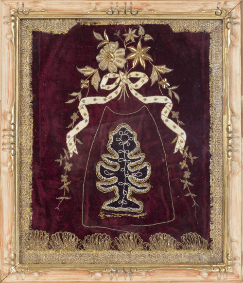 Bordado en terciopelo granate con aplicación de hilo blanco