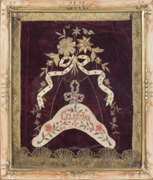 Bordado en terciopelo granate con aplicación de hilo blanco