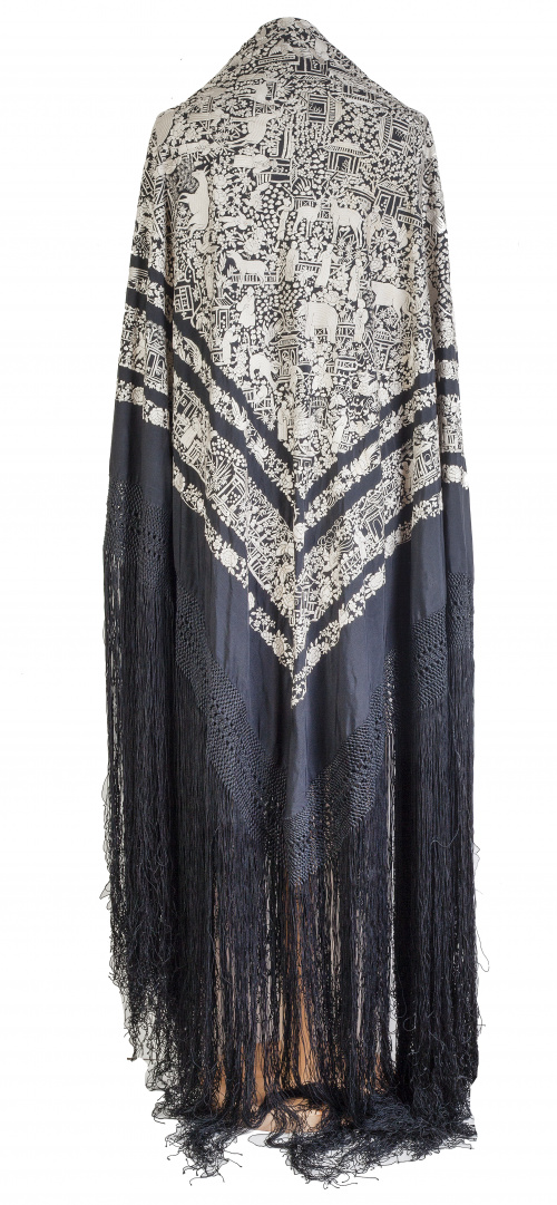 Mantón de Manila en seda negra bordada con hilo blanco, pp.
