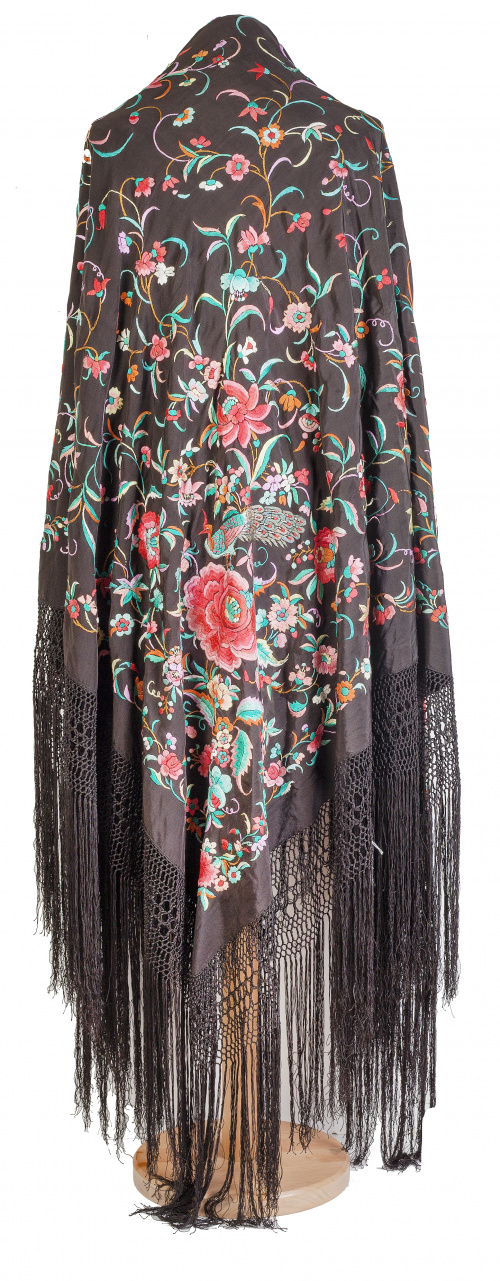 Mantón de Manila en seda marrón bordada con hilos de colore