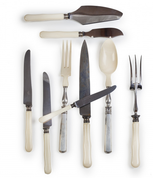 Lote de cubiertos con hueso, montura de plata y hoja de ace