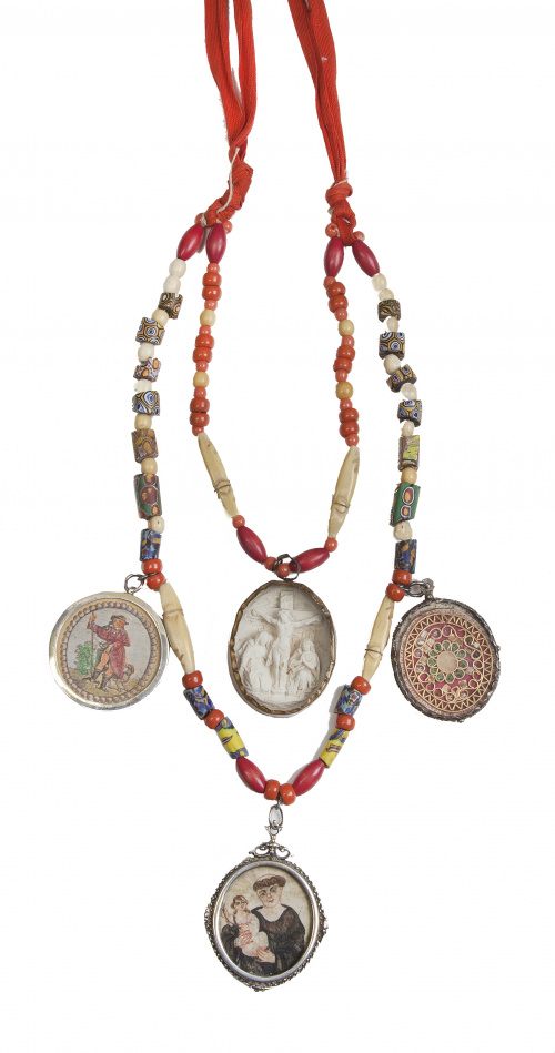 Collar largo popular de dos hilos con tres relicarios colga