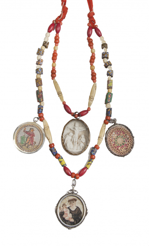 Collar largo popular de dos hilos con tres relicarios colga