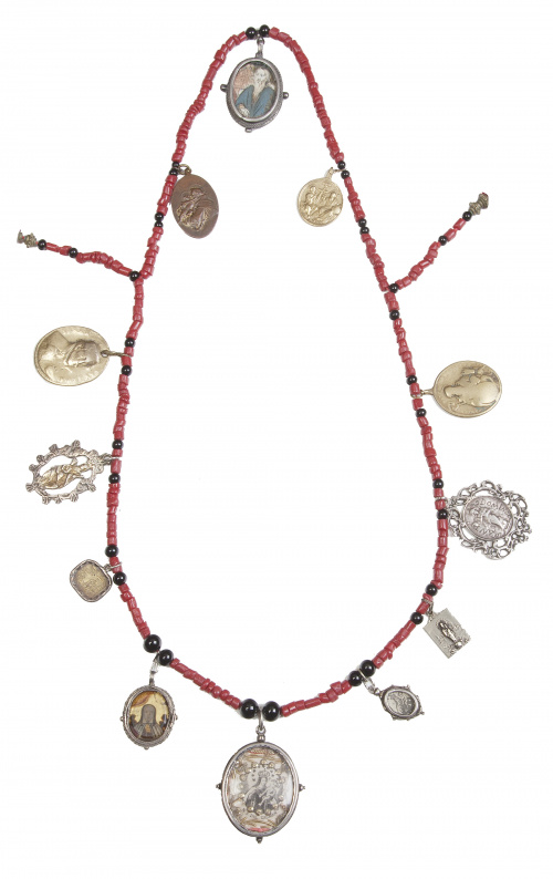 Collar popular de con 4 relicarios colgantes, el central co