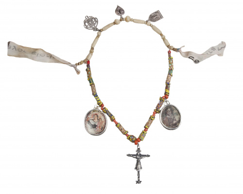 Collar popular con dos relicarios, Cristo de Burgos y coraz