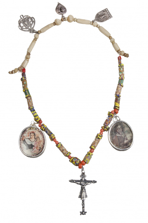 Collar popular con dos relicarios, Cristo de Burgos y coraz