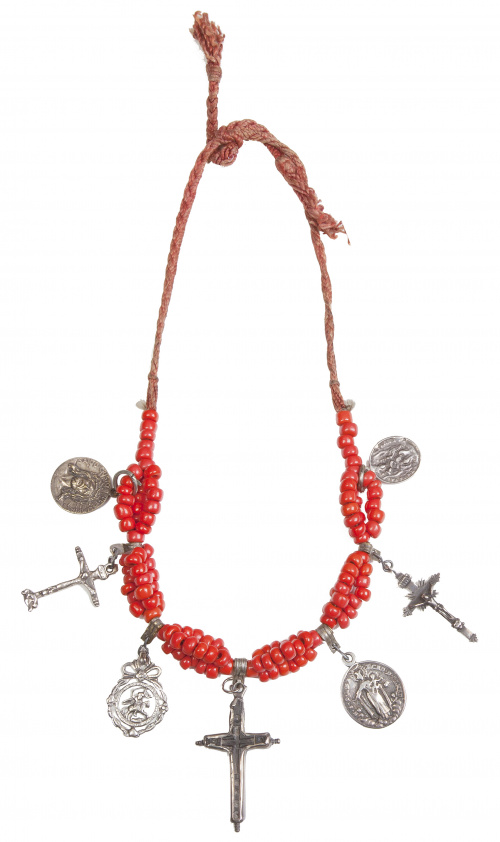 Collar corto popular con tres cruces y cuatro medallas colg