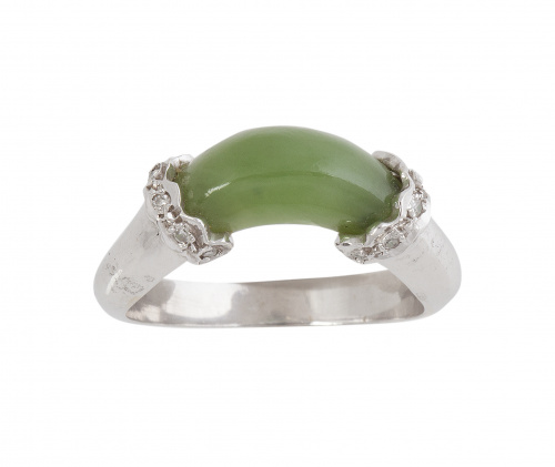 Sortija de oro blanco con jade verde de forma arqueada, ent