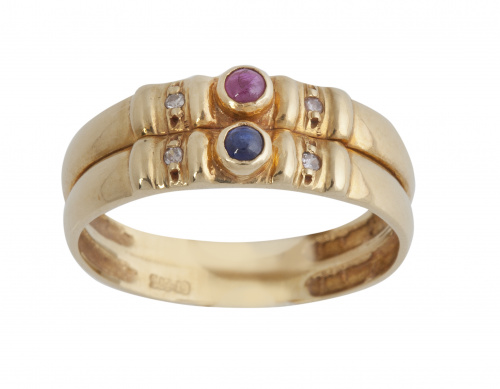 Sortija con dos aros unidos con un rubí y un zafiros cabuch