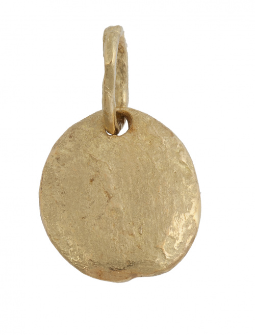 Colgante en forma de pepita oval de oro mate