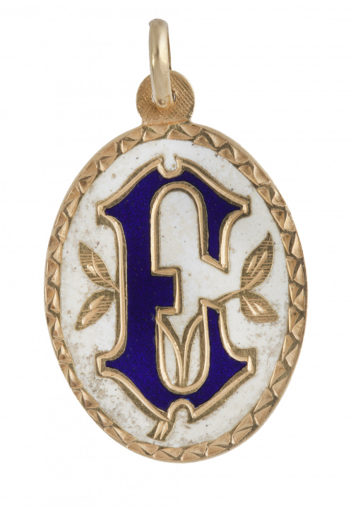 Colgante oval con letra "E" de esmalte azul sobre fondo esm