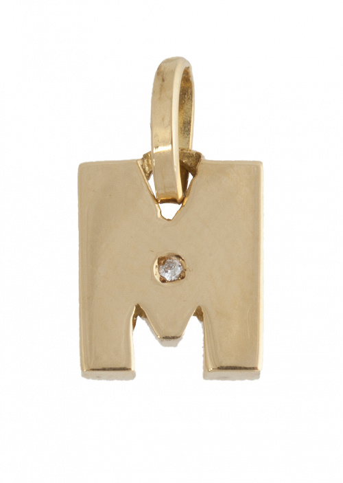 Colgante de letra "M" en volumen, con un brillantito central