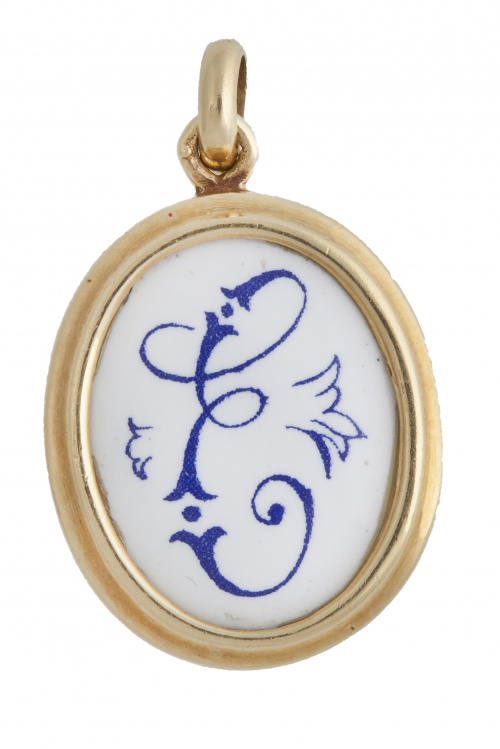 Colgante oval con letra "E" en esmalte azul sobre fondo bla