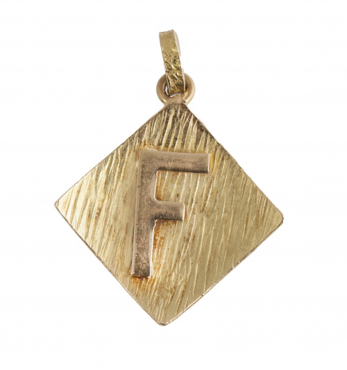 Colgante con letra "F" aplicada sobre rombo cóncavo de oro 