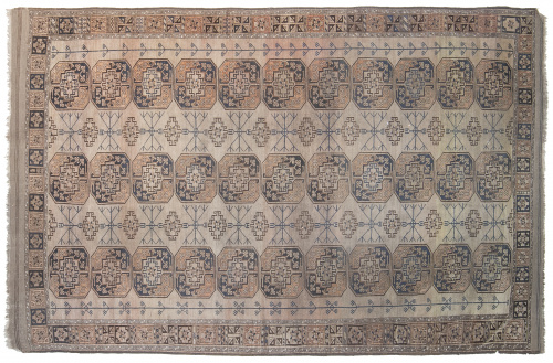 Alfombra antigua caucásica con decoración geométrica.