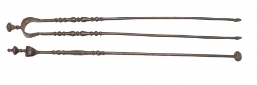 Dos elementos de chimenea en hierro, unas pinzas y un atiza