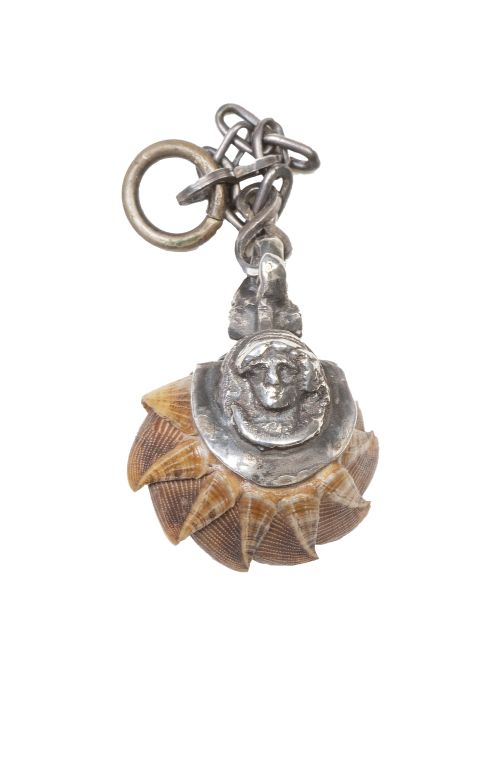 Amuleto con fósil, montado en plata con un busto.S. XVIII