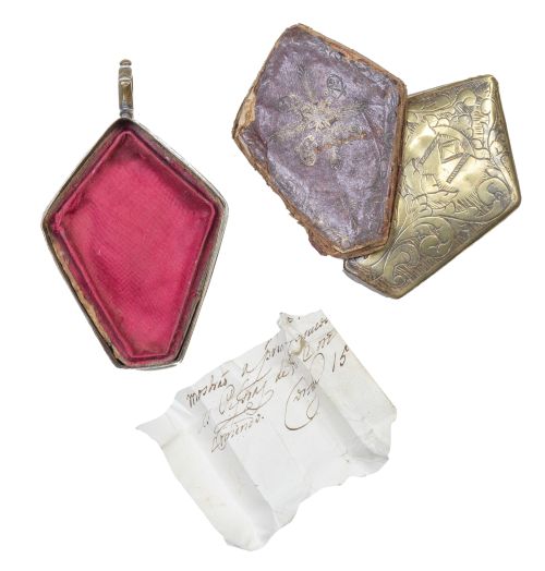 Relicario con forma de mitra con libro de piel roja gofrada