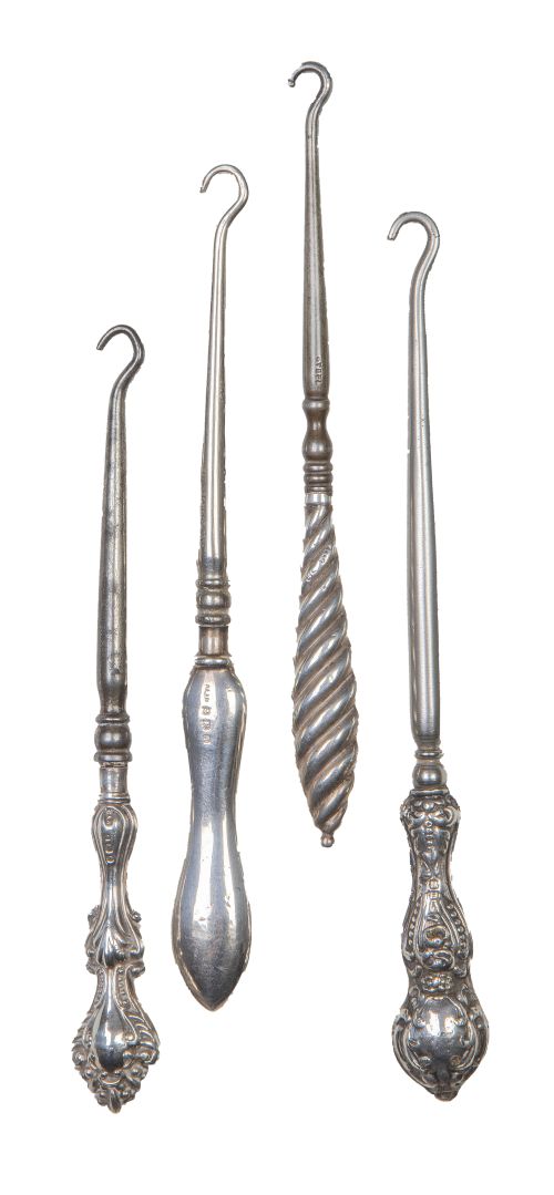 Lote de cuatro abrocha botones de plata y acero.Tres con 