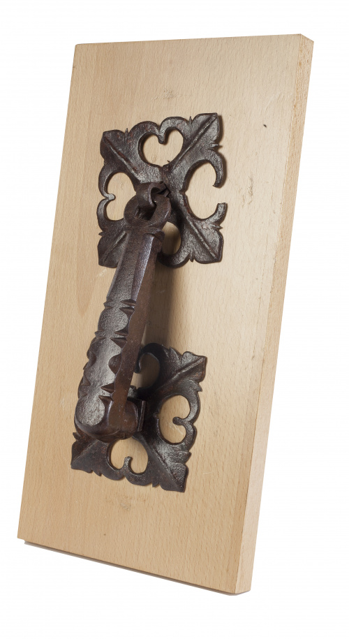 Aldaba en hierro forjado, con forma antropomorfa.Trabajo 