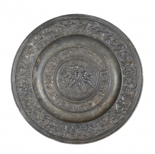 Plato en hierro con decoración de cueros recortados, máscar