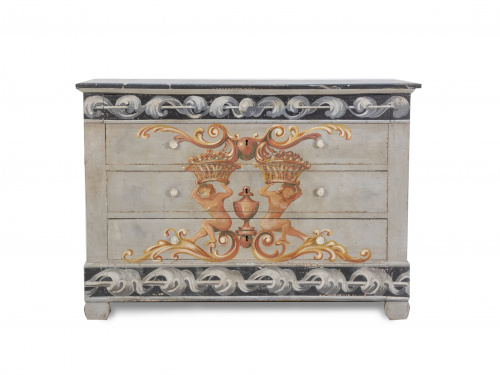 Cómoda de madera de roble con policromía posterior.Trabaj