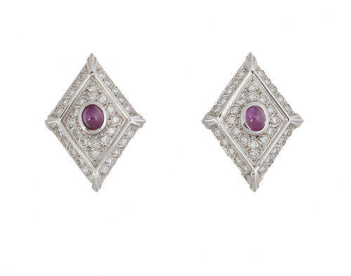 Pendientes rombo de pavé de brillantes con rubíes cabuchon 