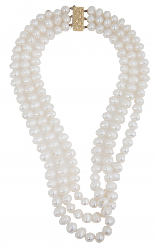 Collar de tres hilos de perlas abotonadas con cierre rectan