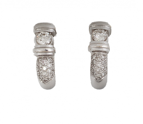 Pendientes en forma de banda arqueada de brillantes con un 