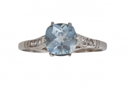 Sortija con aguamarina central de talla redonda y 1,5 ct