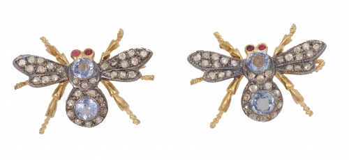 Pareja de broches mosca con cuerpo de zafiros orlados de di