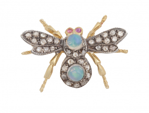  Broche mosca con cuerpo de ópalos orlados de diamantes, y 