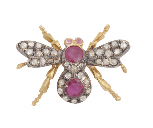  Broche mosca con cuerpo de rubíes orlados de diamantes, y 