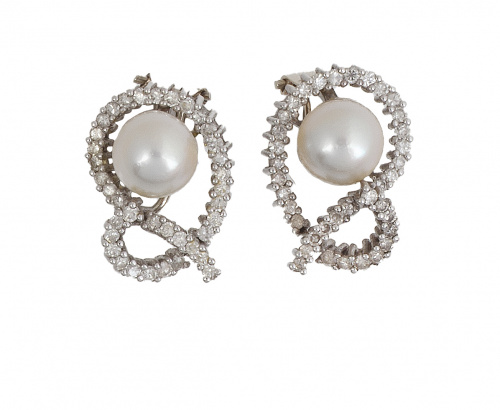 Pendientes con perla rodeada por marcos de brillantes de lí