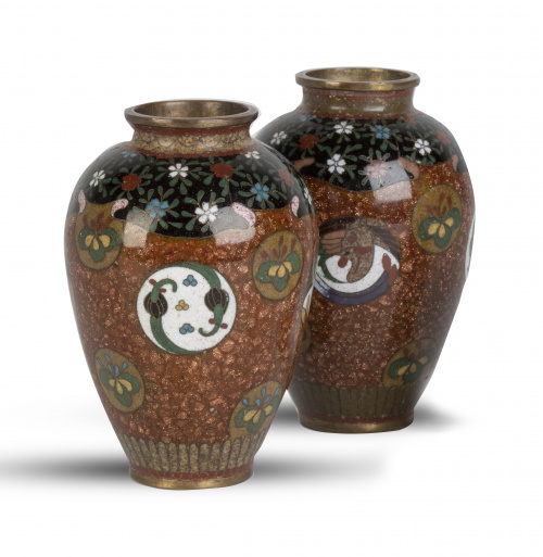 Pareja de jarritos de metal y esmalte cloissoné. Japón, S