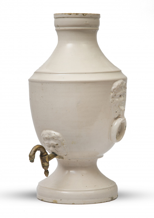 Aguamanil de cerámica esmaltada con rostros.Alcora, S. XI