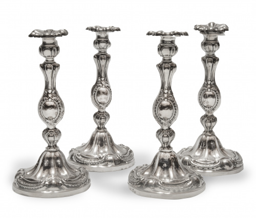 Conjunto de cuatro candeleros de plata estilo rococó. Con m