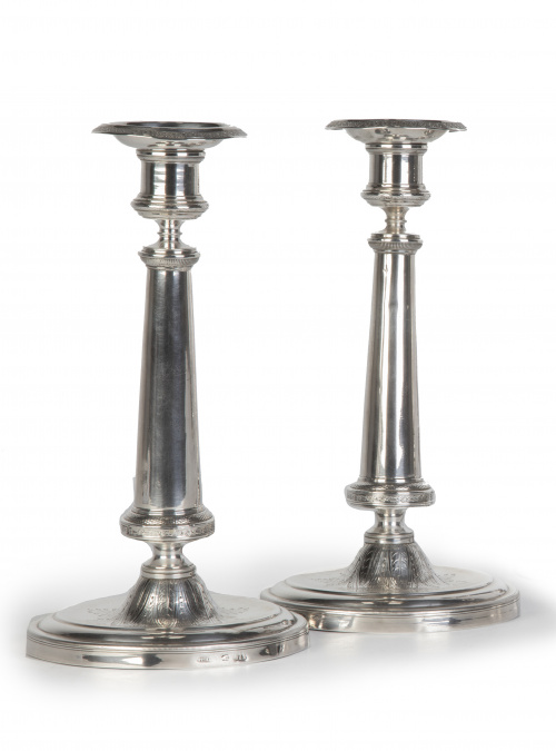 Pareja de candeleros de plata con decoración grabada de hoj