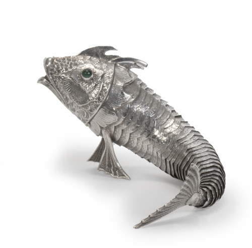 Pez articulado de plata con ojos de pasta vítrea.S. XX. 