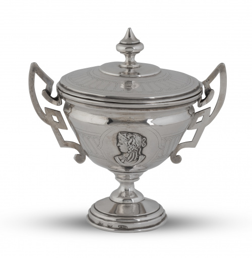 Copa con tapa de plata de estilo neoclásico.Barcelona, Vi